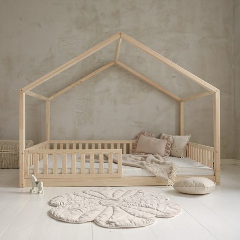 Drevená domčeková posteľ Housebed 140 x 200 cm - prírodná / nízke nožičky 01